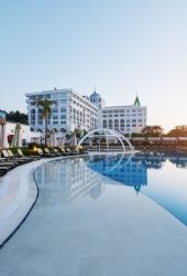 type-entertainment-complex-popular-resort-with-pools-water-parks-turkey-with-more-than-5-million-visitors-year-amara-dolce-vita-luxury-hotel-resort-tekirova-kemer_146671-18728